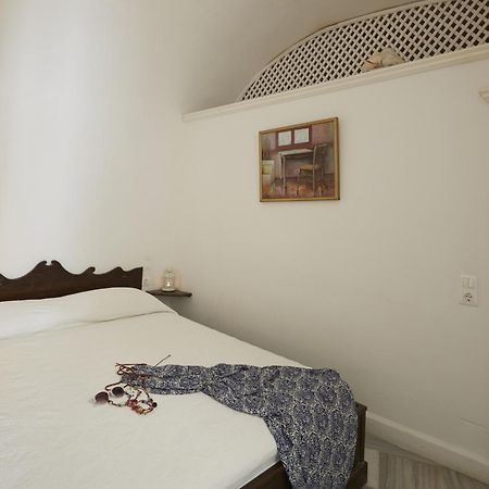 Cori Rigas Suites Fira  Rum bild
